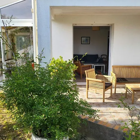 アパート 3 6 Pers Rez De Jardin 5min Quartier Du Phare Location Du Dimanche Au Dimanche En Juillet Et Aout