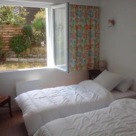 3 6 Pers Rez De Jardin 5min Quartier Du Phare Location Du Dimanche Au Dimanche En Juillet Et Aout