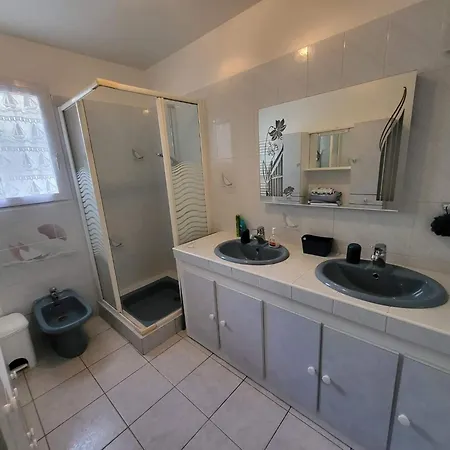 Apartmán 3 6 Pers Rez De Jardin 5min Quartier Du Phare Location Du Dimanche Au Dimanche En Juillet Et Aout