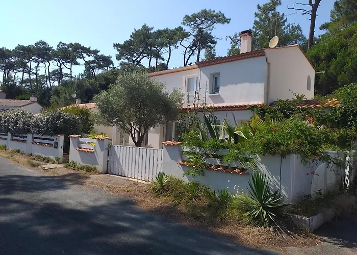 3 6 Pers Rez De Jardin 5min Quartier Du Phare Location Du Dimanche Au Dimanche En Juillet Et Aout *