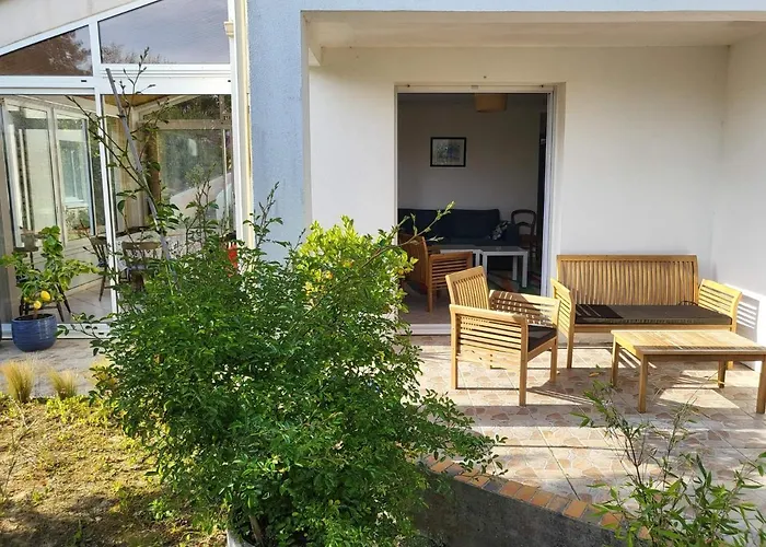 Appartement 3 6 Pers Rez De Jardin 5min Quartier Du Phare Location Du Dimanche Au Dimanche En Juillet Et Aout