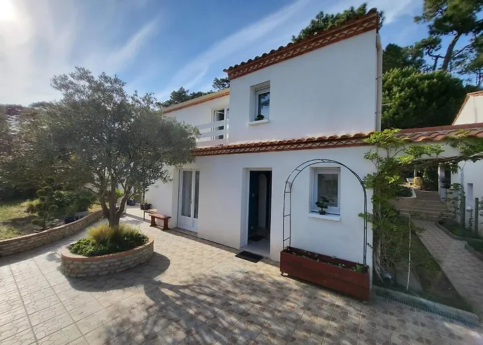 3 6 Pers Rez De Jardin 5min Quartier Du Phare Location Du Dimanche Au Dimanche En Juillet Et Aout *