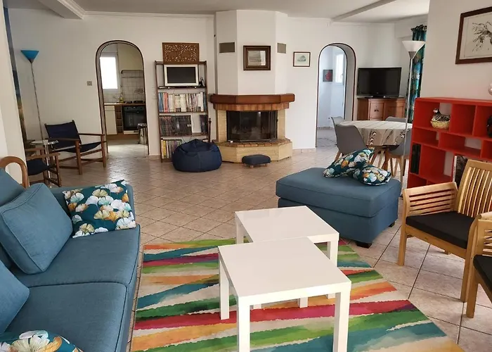 Appartement 3 6 Pers Rez De Jardin 5min Quartier Du Phare Location Du Dimanche Au Dimanche En Juillet Et Aout