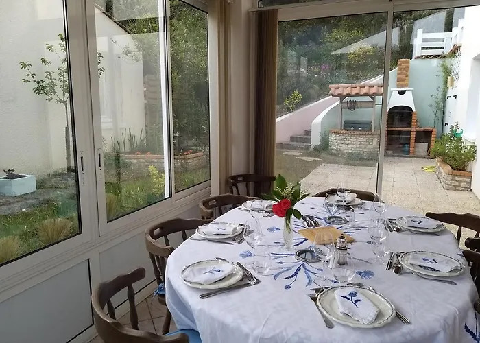 3 6 Pers Rez De Jardin 5min Quartier Du Phare Location Du Dimanche Au Dimanche En Juillet Et Aout