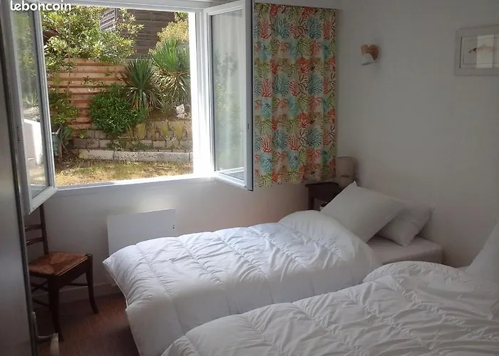 3 6 Pers Rez De Jardin 5min Quartier Du Phare Location Du Dimanche Au Dimanche En Juillet Et Aout