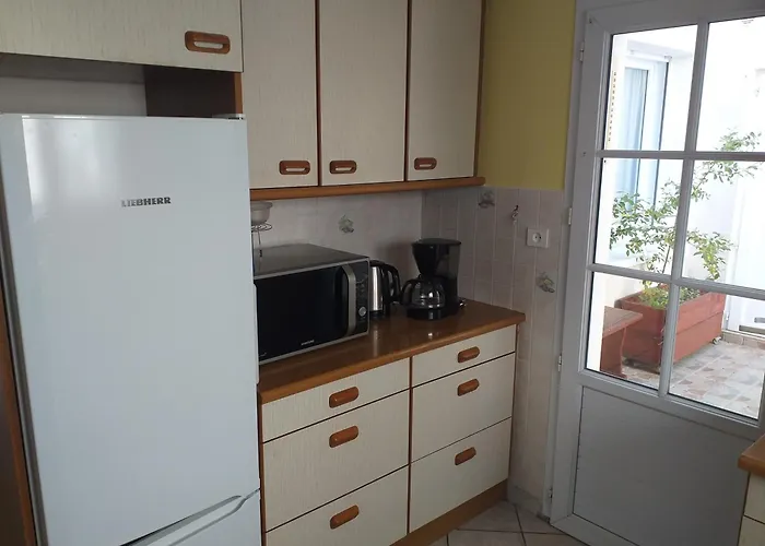 3 6 Pers Rez De Jardin 5min Quartier Du Phare Location Du Dimanche Au Dimanche En Juillet Et Aout Appartement *