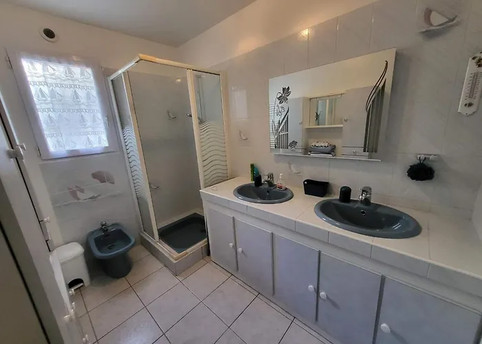 Apartment 3 6 Pers Rez De Jardin 5min Quartier Du Phare Location Du Dimanche Au Dimanche En Juillet Et Aout